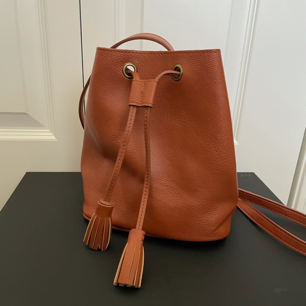 Gap bucket bag
